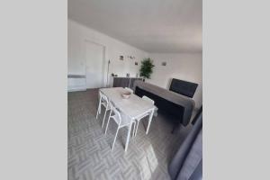 ル・ボーセにあるBel appartement avec balcon et parking privéのソファとテーブルのあるリビングルーム