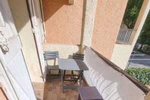 ル・ボーセにあるBel appartement avec balcon et parking privéのバルコニー(テーブル、椅子2脚付)