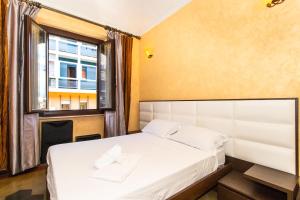 sypialnia z łóżkiem i oknem w obiekcie Borgo San Paolo Stylish Apt with Jacuzzi w Turynie