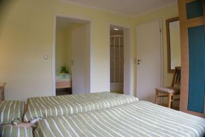 a bedroom with two beds in a room at F-1042 Ferienwohnung Enna in Ostseebad Sellin