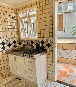 eine Küche mit einem Herd und einem Waschbecken im Bad in der Unterkunft Residencial Nápole in Torres