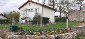 a white house with a garden in front of it at Halte à Veyrac in Lavoûte-sur-Loire +4 photos