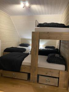 um quarto com três beliches num camarote em vakantiehuis zoetendaal em Reningelst