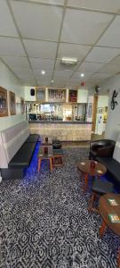un ristorante con bar con tavoli e sedie di Fairhaven Hotel a Blackpool