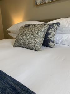 een bed met twee kussens erop bij The Cedar Country Hotel in Bellway