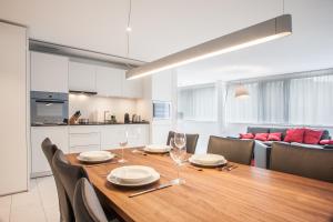 mesa de comedor con sillas y cocina en CITY STAY - Zugerstrasse, en Cham