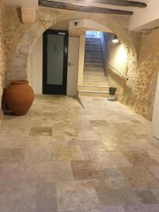 a hallway with a staircase and a door with a vase at Appartement PERIGUEUX Garage Fibre Climatisation in Périgueux