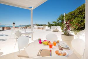 una mesa con comida y bebida en el patio en Hotel Falcone, en Vieste