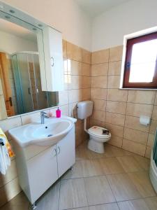 a bathroom with a sink and a toilet at Villa Mira Garica in Garica