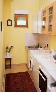 een keuken met een wastafel en een wasmachine bij Mostar Orient in Mostar