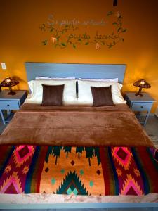 um quarto com uma cama grande e duas mesas em Inn The Coffeepot - Boutique Hotel em Boquete