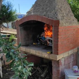 un forno di mattoni con un fuoco dentro di Casa vacanze di Rossano a Carbonia