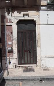 una puerta en el lateral de un edificio en DiVino Mare rooms, en Siracusa