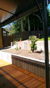 a backyard with a wooden fence and a garden at Landhaus im Hunsrück in Henau