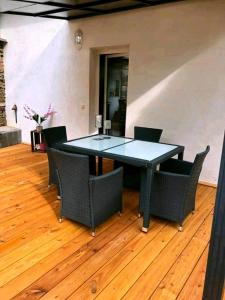 ein Esszimmer mit einem Tisch und Stühlen auf einem Holzboden in der Unterkunft Landhaus im Hunsrück in Henau