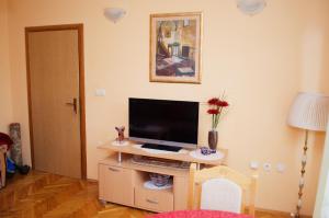 een woonkamer met een televisie op een tafel bij Mostar Orient in Mostar