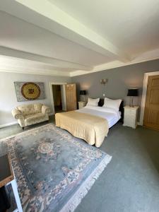 una grande camera con un letto e un tappeto di Abbey Farm Bed And Breakfast ad Atherstone