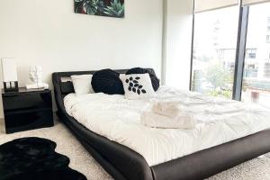 A bed or beds in a room at ✦2B/2B Luxury BUCKHEAD Highrise w/ City View✦