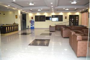un hall avec des canapés et des chaises dans un bâtiment dans l'établissement Hotel Sravasti Residency, à Katra