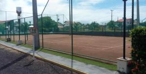 Instalaciones para jugar a tenis o squash en Condomínio Village Praia dos carneiros I o alrededores