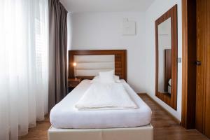 Postel nebo postele na pokoji v ubytování ZUM ZIEL Hotel Grenzach-Wyhlen bei Basel