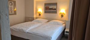Postel nebo postele na pokoji v ubytování Hotel Garni "Am Ellinger Tor"