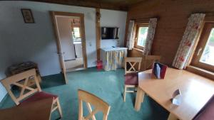 a room with a table and chairs and a kitchen at Boahäusl in Flachau