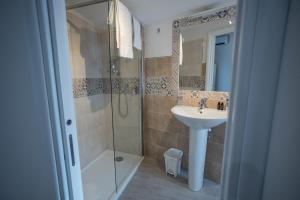 un bagno con doccia e lavandino di EXCLUSIVE ROOMS Al Vicoletto a Scalea Altre 17 foto
