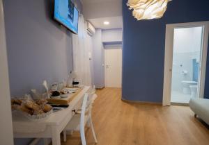 TV a/nebo společenská místnost v ubytování EXCLUSIVE ROOMS Al Vicoletto