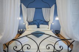Postel nebo postele na pokoji v ubytování EXCLUSIVE ROOMS Al Vicoletto