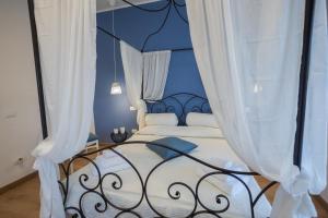 Postel nebo postele na pokoji v ubytování EXCLUSIVE ROOMS Al Vicoletto