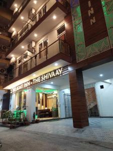 瑞詩凱詩的住宿－Hotel The Shivaay - Delight Inn Rishikesh，一座建筑物,上面有读光的标志