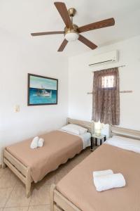 En eller flere senge i et værelse på Anthia Apartment Sea View