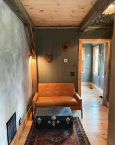 sala de estar con sofá naranja y mesa en Stonehill's Farmhouse en Accord