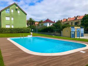The swimming pool at or close to 1ª línea de playa rodeado de naturaleza
