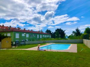 The swimming pool at or close to 1ª línea de playa rodeado de naturaleza