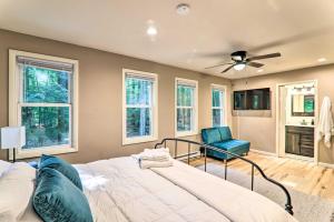 Un dormitorio con una cama y un ventilador de techo. en Sunroom, Fire Pit and Sauna Lake Locust Village Gem, en Pocono Lake