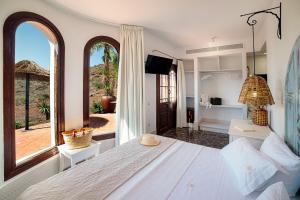 A bed or beds in a room at Finca Maltes San José Még 32 kép