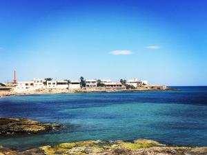 un grande bacino d’acqua con edifici sullo sfondo di La baia del sole a Pachino