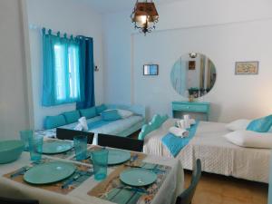 Uma cama ou camas num quarto em Yacht Front Studio - Back Yard - No 7