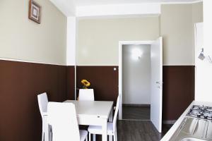 - une cuisine avec une table blanche et des chaises blanches dans l'établissement Affittacamere Sogni D'oro, à Lamezia Terme