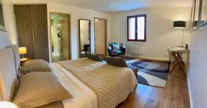 Postel nebo postele na pokoji v ubytování Suites & Balnéo chez l'habitant - Vue panoramique sur le Vercors