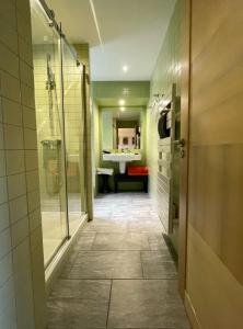 Suites & Balnéo chez l'habitant - Vue panoramique sur le Vercors tesisinde bir banyo