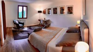 Suites & Balnéo chez l'habitant - Vue panoramique sur le Vercors tesisinde bir odada yatak veya yataklar