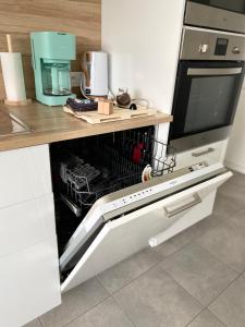 een keuken met een open oven in een aanrecht bij « L’Olympe » - à 300 M de la plage in Courseulles-sur-Mer