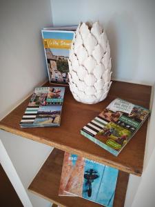 Una mesa con revistas y un jarrón encima. en Le Nid - Fougères centre historique, en Fougères