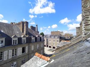 富熱爾的住宿－Le Nid - Fougères centre historique，从建筑屋顶上可欣赏到城市美景