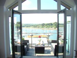 Habitación con balcón y vistas al puerto deportivo. en Topsail, Falmouth, en Falmouth 4 fotos más