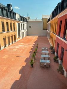 uma fila de mesas no pátio de um edifício em Prestige Apartment Old Town Zamość em Zamość