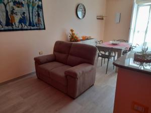 - un salon avec un canapé et une table dans l'établissement Casa Vacanze Il Gargano, à Manfredonia